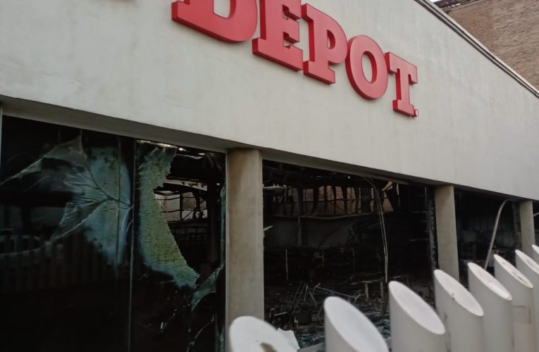 Imágenes de Office Depot de Las Águilas, después del incendio del 24 de febrero