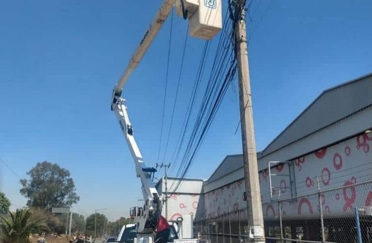 Reparan y rehabilitan luminarias desde estación Lechería del suburbano hasta intersección de vía López Portillo