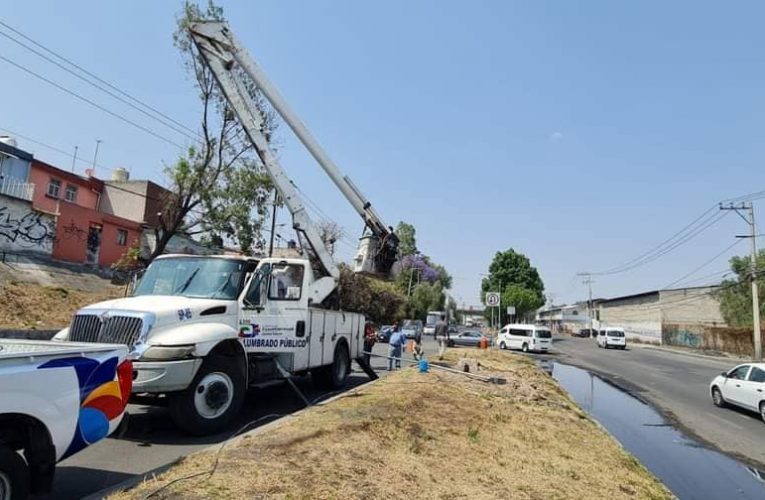 Ante petición ciudadana reubican poste de luz a la altura de La Quebrada