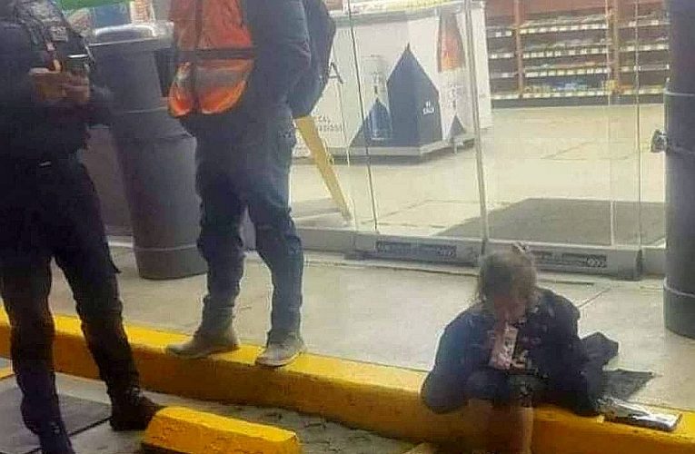 Abandonan a pequeña en gasolinera de Tultepec