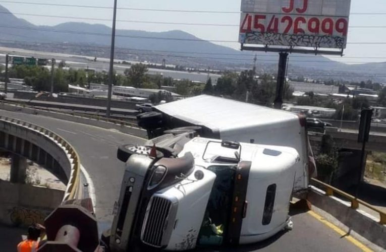 Volcadura de camión cerca de la entrada a la Ford