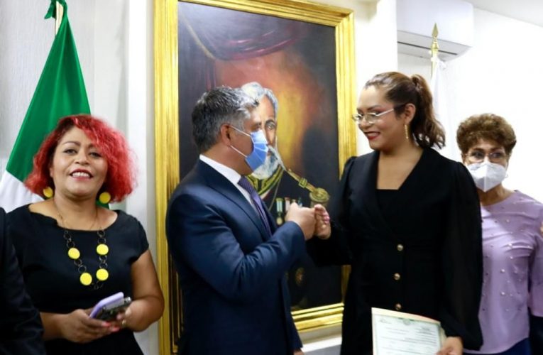 Entregan primera acta de identidad de género en Coacalco