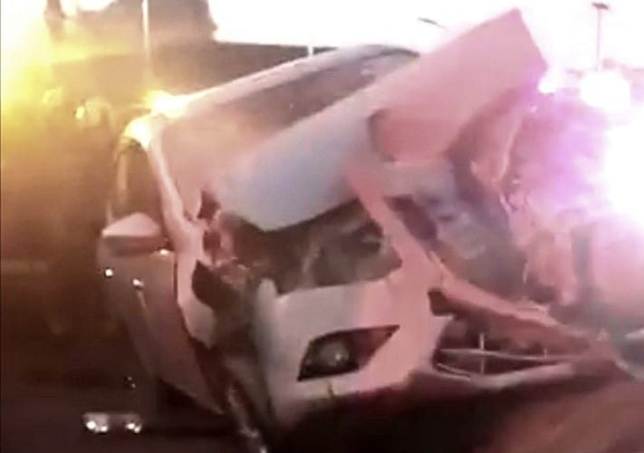 Choca auto contra barra de contención frente a Perinorte