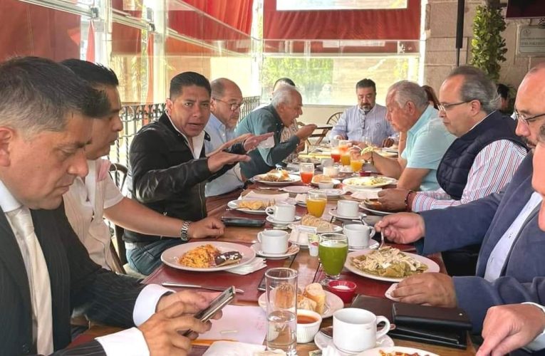 Es necesario un cambio, dice Paco Rojas en reunión con transportistas y concesionarios de grúas y corralones