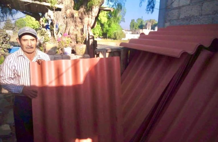 Entrega Paco Rojas láminas a vecino de Xhala para reparar techo de su casa