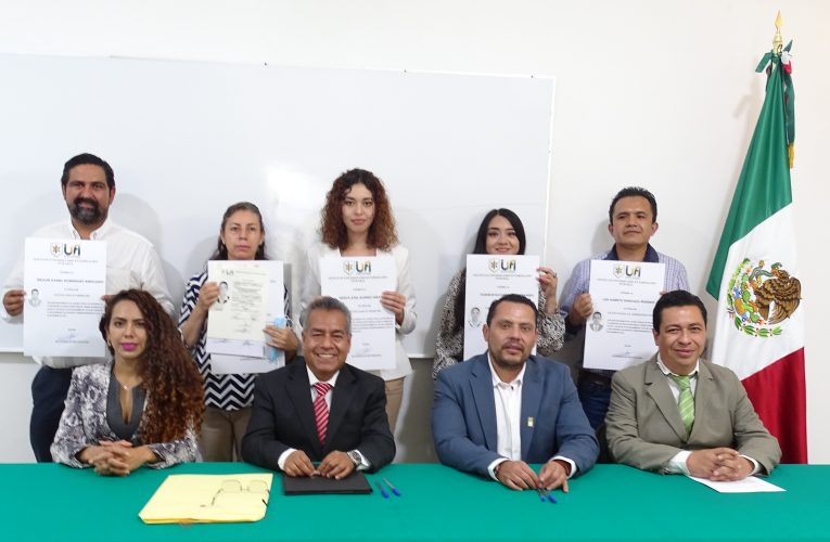 Entrega IUFI títulos profesionales de las carreras de Derecho, Administración de Empresas y Pedagogía