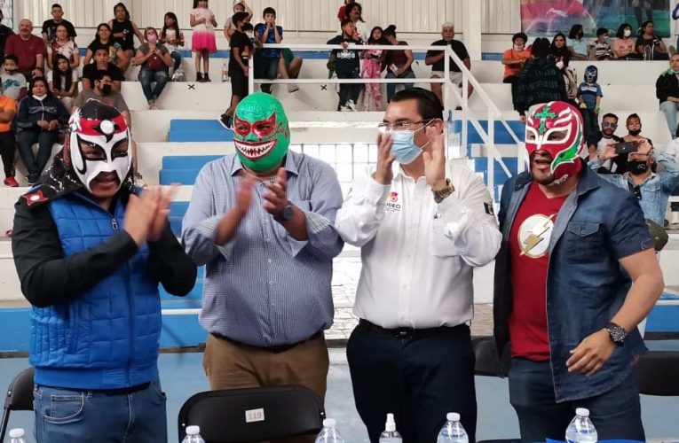 Función de lucha en el gimnasio Pablo Colín para festejar a la niñez izcallense