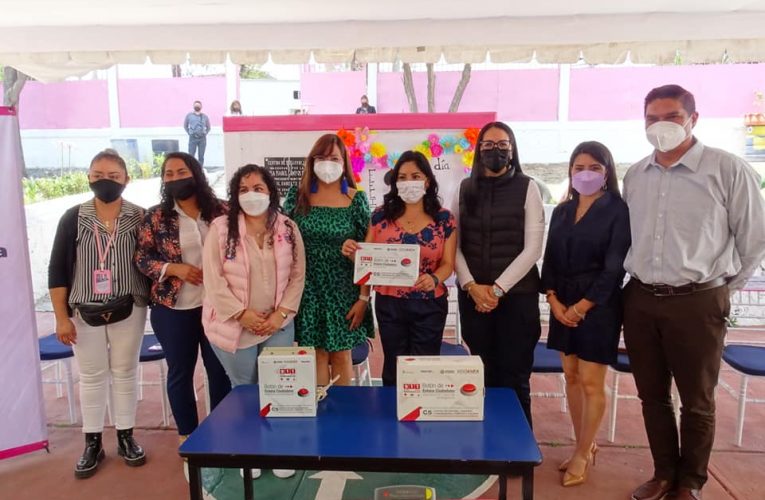 Tenemos el corazón en la familia, destaca Karla Fiesco durante entrega de botones de pánico a jardines de niños del DIF