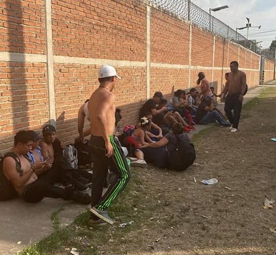 Aseguran en Cuautitlán Izcalli trailer con 43 presuntos indocumentados