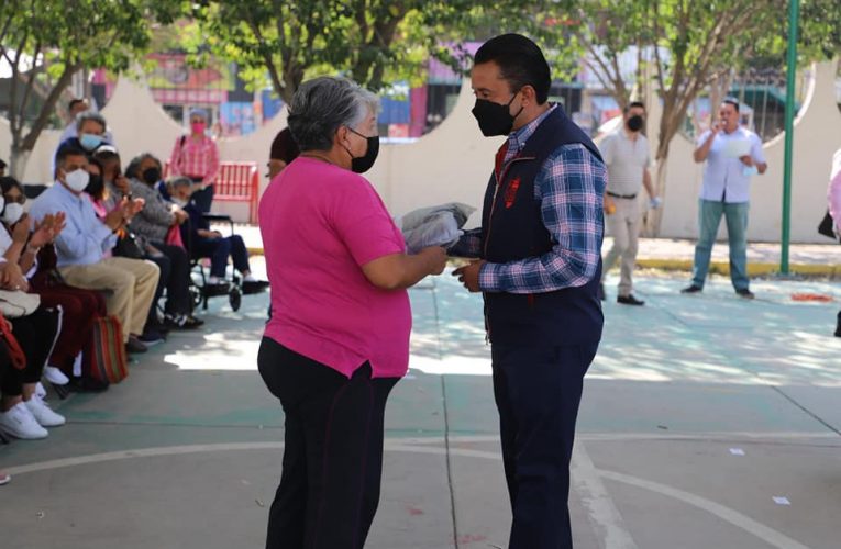 Dotan de pants y chamarras a adultos mayores en Cuautitlán